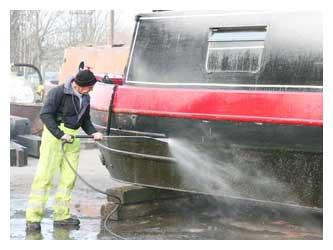 Blacking at Gallows Bridge Moorings Shipley